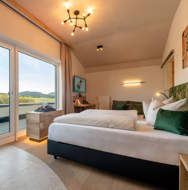 Tolle Suite im Wellnesshotel im Bayerischen Wald mit Boxspringbett, freistehender Badewanne und Elektro-Kamin