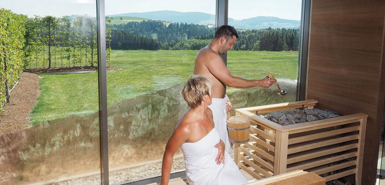 Sauna Aufguss Paar genießt Sauna Aufguss in Panoramasauna
