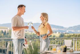 Paar trinkt Sekt auf der Terrasse