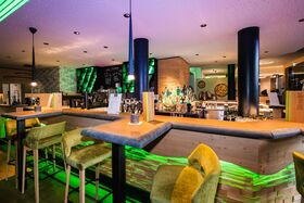 Blick auf den Tresen der Hotelbar