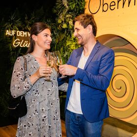 Paar stößt auf einen schönen Urlaub an