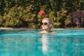 Dame schwimmt im Pool