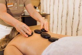 Dame genießt Rückenanwendung