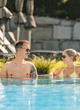 Paar entspannt im Pool