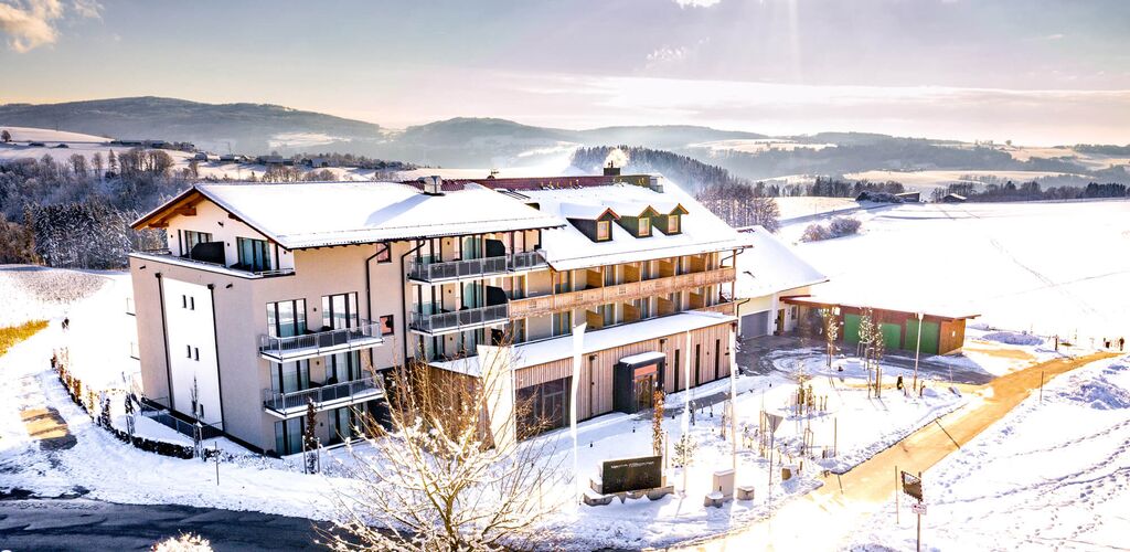 Wellnesshotel im Winter mit Schnee und Sonnenschein