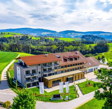 Drohnenansicht Wellnesshotel Obermüller mit atemberaubender Naturkulisse
