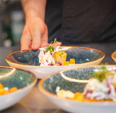 Ein leckeres Gericht wird in der Küche angerichtet