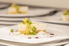 Ansprechend garnierte Speise