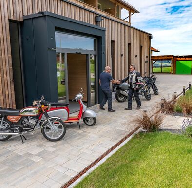 Motorräder vorm Hoteleingang