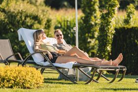 Paar entspannt im Wellnessgarten