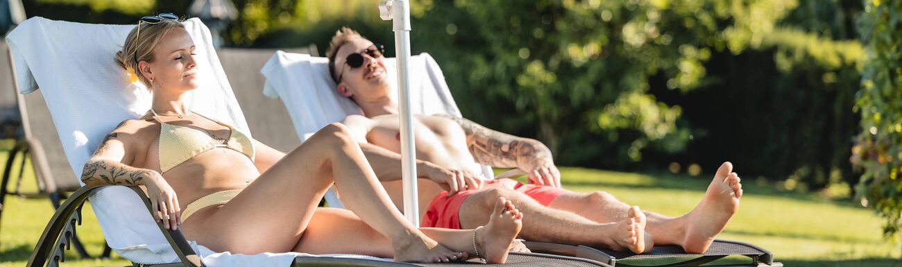 Paar entspannt im Wellnessgarten