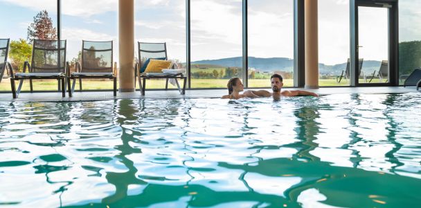 Schwimmen im Hallenbad im Wellnesshotel im Bayerischen Wald Schwimmen im Hallenbad im Wellnesshotel im Bayerischen Wald