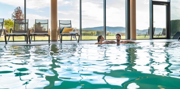 Schwimmen im Hallenbad im Wellnesshotel im Bayerischen Wald Schwimmen im Hallenbad im Wellnesshotel im Bayerischen Wald