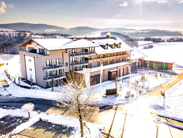 Wellnesshotel im Winter mit Schnee und Sonnenschein