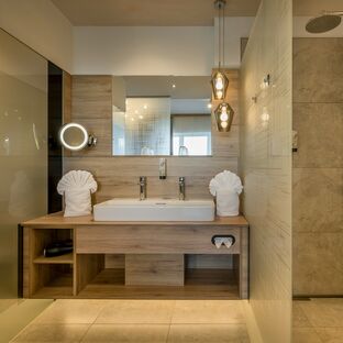 Großes und modernes Badezimmer