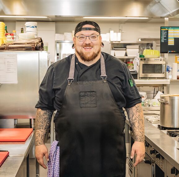 Koch in der Küche vom  Landrefugium Obermüller
