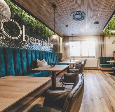 Ansicht vom neuen Restaurant mit viel Holz und grün