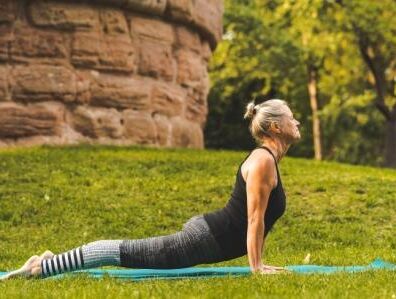 Yoga-Trainerin in Yoga-Position