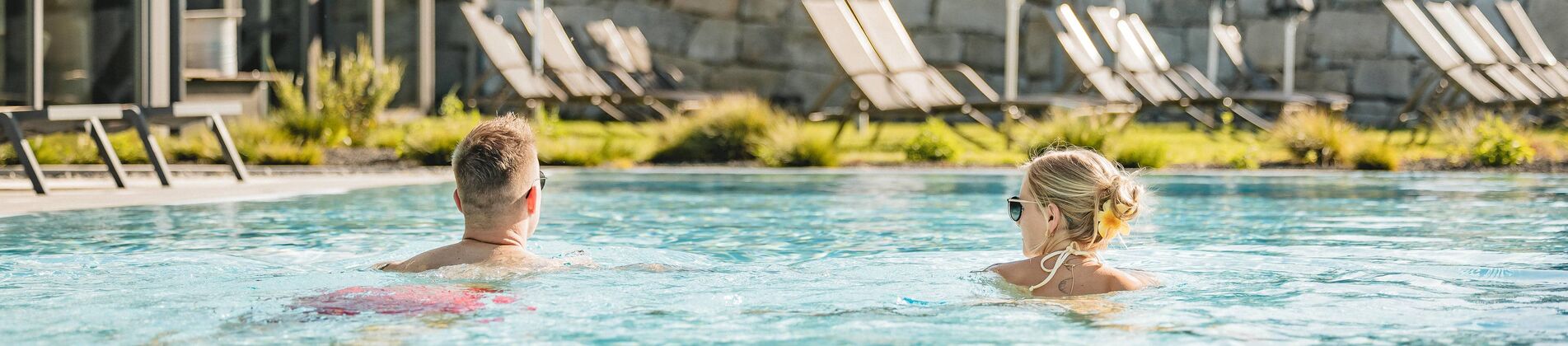 Paar schwimmt im Pool