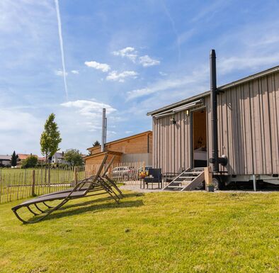 Tinymobil mit eigenem Garten und Liegen