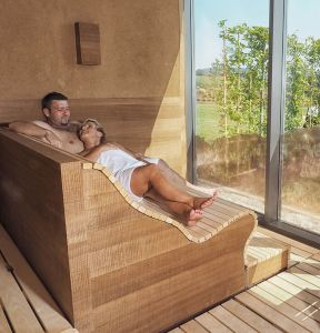 Paar in Sauna im 4 Sterne S Wellnesshotel