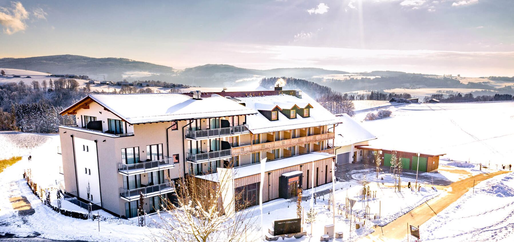 Wellnesshotel im Winter mit Schnee und Sonnenschein