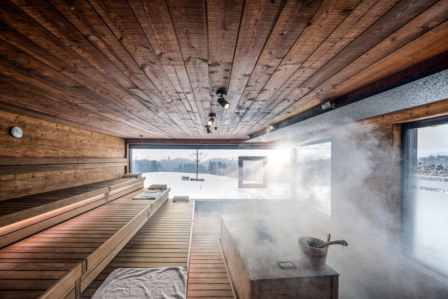 Saunahaus mit großem Fenster