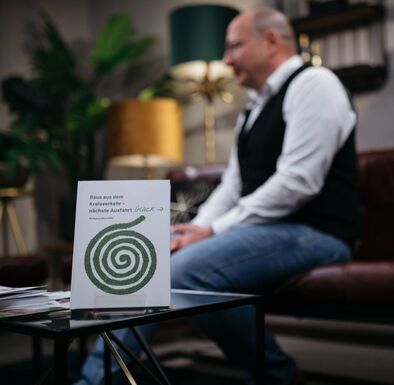 Wolfgang Obermüller mit seinem Buch