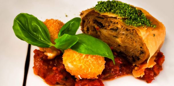 Fleischstrudel mit Tomatensauce und gebackenen Käsebällchen