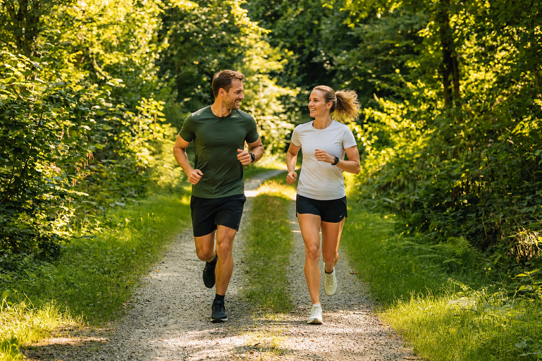 Paar joggt im Wald