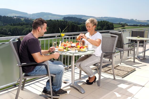 Paar frühstückt auf der Panoramaterasse