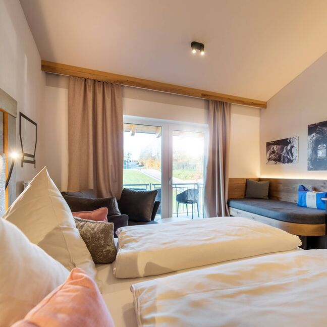 Zimmeransicht mit Blick auf den Balkon