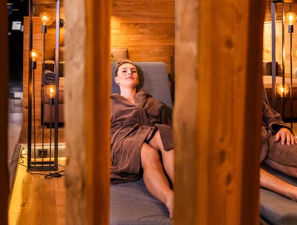 Dame entspannt im Ruheraum