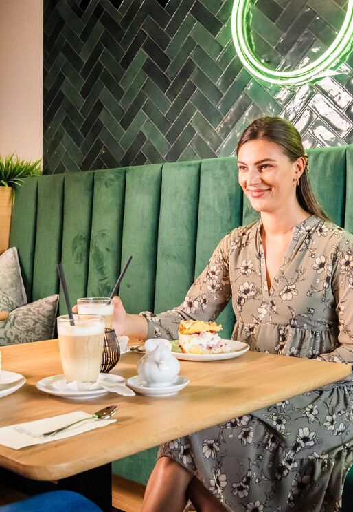 Paar sitzt bei Kaffee und Kuchen im stylischen Restaurant