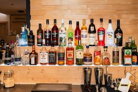 Blick auf den Tresen der Hotelbar