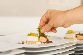 Ein leckeres Gericht wird in der Küche angerichtet