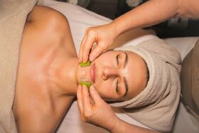 Dame bei Gesichtsanwendung