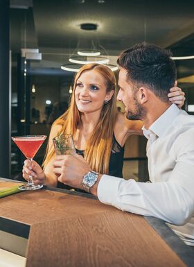 Pärchen an der Hotelbar mit Drinks