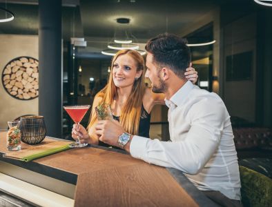Pärchen an der Hotelbar mit Drinks