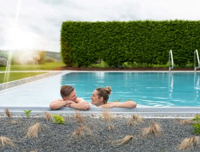 Relaxen am Außenpool im Wellnesshotel im Bayerischen Wald