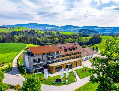 Drohnenansicht Wellnesshotel Obermüller mit atemberaubender Naturkulisse