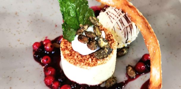 Genussvolle Dessertvariation mit Törtchen, Ragout und Eiskugel
