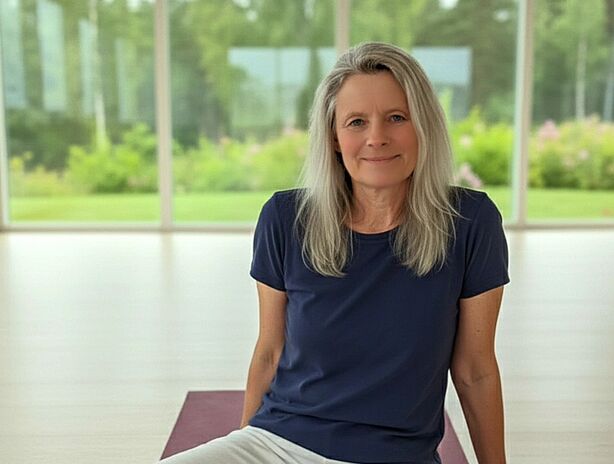 Yoga-Trainerin in Yoga-Position