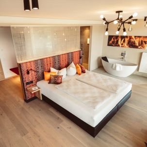 Große Luxus Suite mit freistehender Badewanne im Zimmer