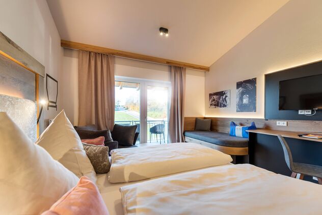 Zimmeransicht mit Blick auf den Balkon