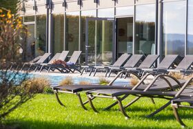 Liegestühle am Pool