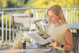 Frau studiert Morgenpost