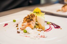 Ansprechend garnierte Speise