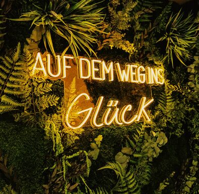 Schriftzug "Auf dem Weg ins Glück" beim Fotopoint