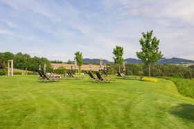 Großer Wellnessgarten mit vielen Liegen